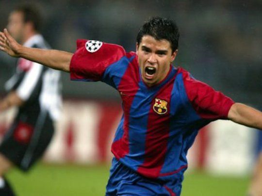 Javier Saviola cumple hoy 20 de años de su contratación en el Barcelona, para la que el club desembolsó por aquel entonces la cifra récord de 36 millones de euros.