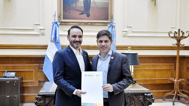 Axel Kicillof y Juan Pablo Valdés firmaron acuerdos para ampliar la cooperación entre Buenos Aires y Corrientes, con iniciativas vinculadas a la comercialización de productos regionales, el desarrollo agropecuario y la transferencia de tecnología para pequeños y medianos productores.