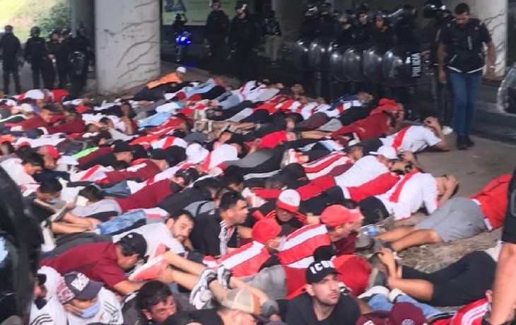 liberaron a 146 barras de river, pero les prohibieron asistir y permanecer en el club