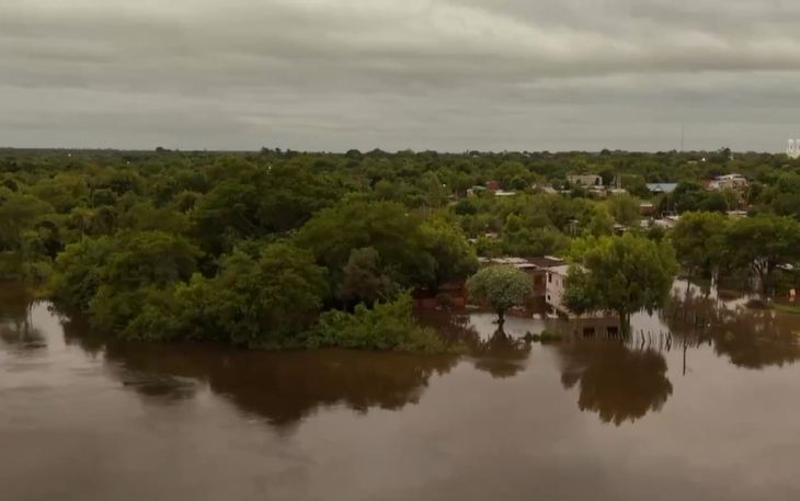 El desbordamiento del riachuelo local agravó la situación y alcanzó zonas que no se inundaban históricamente. El desbordamiento del riachuelo local agravó la situación y alcanzó zonas que no se inundaban históricamente.