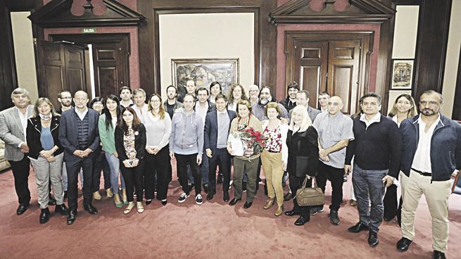 agenda. Axel Kicillof, ayer en el marco del encuentro con secretarios generales de 15 gremios estatales, docentes, judiciales y de trabajadores de la salud. “Asumimos desde el primer día la tarea de recuperar los salarios”,dijo.