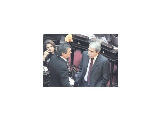El humorista Nito Artaza no le causó gracia a Aníbal Fernández ayer en el recinto del Senado. El pliego de Gils Carbó tuvo sólo tres votos UCR en contra.