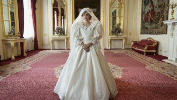 Emma Corrin se pone en la piel de una joven Diana Spencer