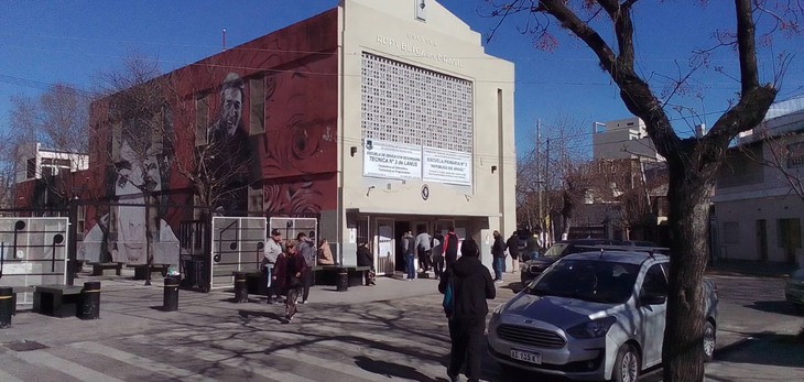 La Escuela República de Brasil en Valentín Alsina fue el lugar donde Sandro debutó en público en 1958, cantando a capela en un evento de la primaria donde actuó para alumnos, padres y maestros. La Escuela República de Brasil en Valentín Alsina fue el lugar donde Sandro debutó en público en 1958, cantando a capela en un evento de la primaria donde actuó para alumnos, padres y maestros.