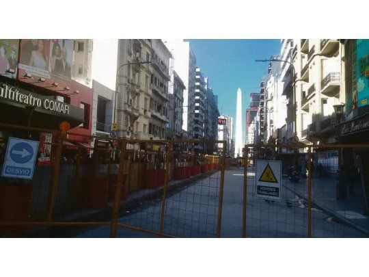 Desvío. Con los carriles en construcción bloqueados, transitar sobre la avenida es complicado. Muchas veredas también se ven afectadas.