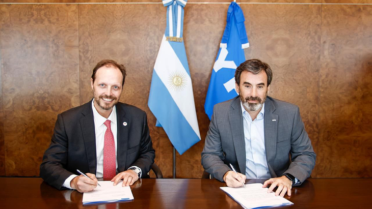 Por TotalEnergies firmó Sergio Mengoni y por YPF suscribió Lisandro Deleonardis. Por TotalEnergies firmó Sergio Mengoni y por YPF suscribió Lisandro Deleonardis.