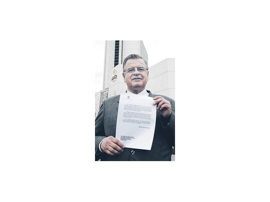El diputado paraguayo Ignacio Mendoza exhibe una nota en la que detalla la decisión de la Argentina de impedirle acudir a una reunión de legisladores del Mercosur. Se trata de uno de los parlamentarios que votó la irregular destitución de Fernando Lugo.