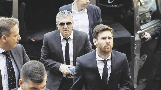 Inseparables. Lionel Messi junto a su padre y representante, Jorge. El tiempo pasa y pese a recibir el visto bueno de LaLiga, Barcelona aún no le propuso una oferta para que el jugador retorne al club.