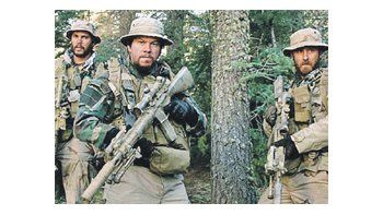 Las escenas de acción de uno de los pocos casos en que Hollywood se interesó en contar una historia sobre la lucha contra el poder talibán están muy bien filmadas, pero el insistente patriotismo le resta interés.