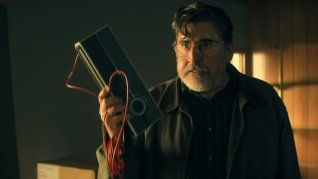 Alfred Molina es uno de los protagonistas de la serie. Alfred Molina es uno de los protagonistas de la serie.