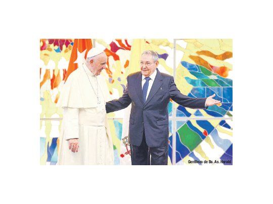El papa Francisco fue recibido por el presidente Raúl Castro en el Palacio de la Revolución, donde se reunieron por media hora.