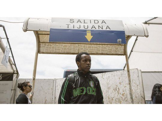 SALIDA. Al menos 11 millones de personas corren el riesgo de ser repatriadas por las autoridades migratorias de EE.UU. Quienes regresan reciben una muda de ropa y alimentos.
