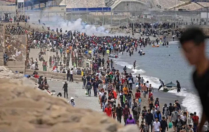 Imagen del masivo ingreso de inmigrantes a Ceuta esta semana.&nbsp;