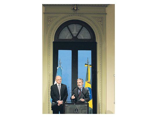 Satisfechos, los cancilleres de la Argentina, Héctor Timerman, y de Brasil, Antonio Patriota, hablan a la prensa en Casa de Gobierno después de reunirse con Cristina de Kirchner. Ahora, organizarán la visita al país de Dilma Rousseff del 31 de enero.