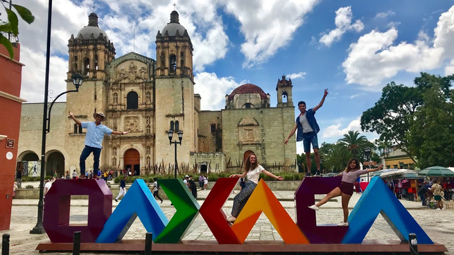 Cómo se vería Oaxaca de Juárez si no hubiera sido colonia, según la IA.
