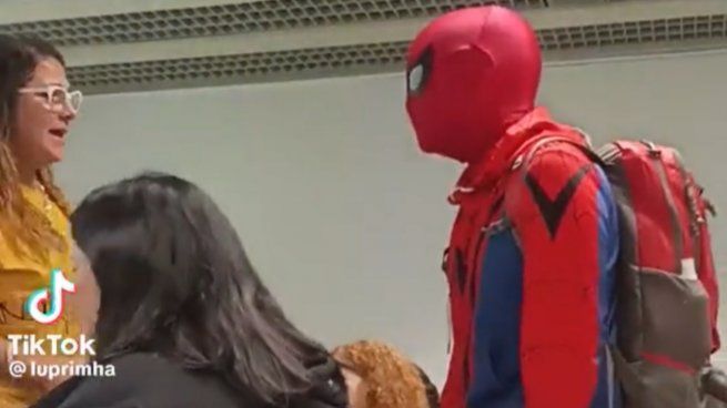 Un chico disfrazado de Spiderman en la UADE.&nbsp;