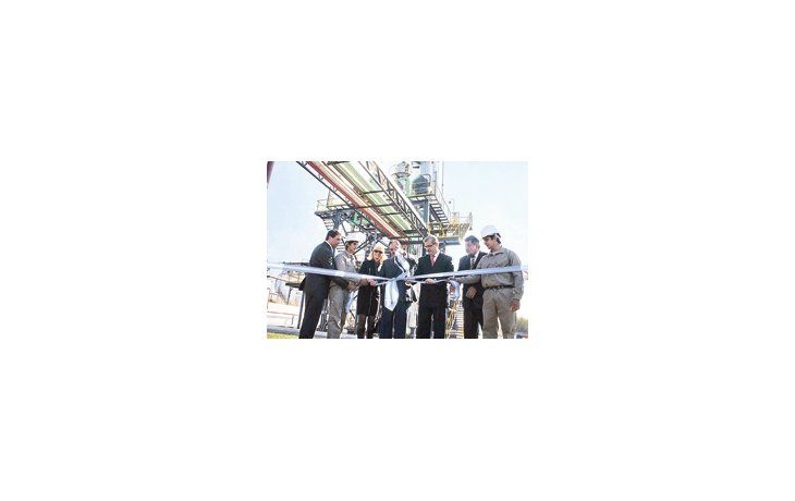 El ministro de Agricultura, Julián Domínguez, inauguró ayer en Tucumán una planta que tiene previsto producir entre 75 y 80 millones de litros de alcohol a partir de caña de azúcar.