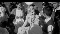 Eva Perón, junto a infantes.