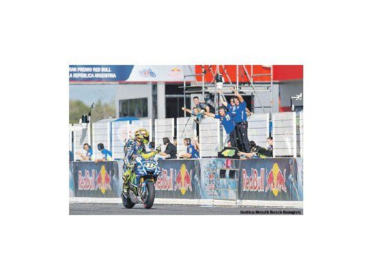 ¡¡Valentino Rossi lo hizo de nuevo!! Su victoria estremeció al mundo del motociclismo. Con dos carreras ganadas en 2015 está puntero del campeonato.