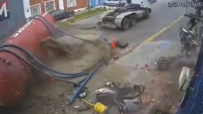 El camión chocó contra el frente de una planta pesquera en la zona del Puerto de Mar del Plata.&nbsp;