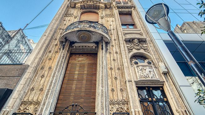 Inmueble. El petit hotel, sobre la calle Suipacha, no pasa desapercibido gracias a su&nbsp; fachada única.&nbsp;