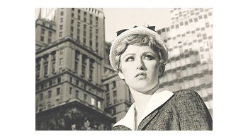 «Untitled Film Still # 21», autorretrato de la fotógrafa Cindy Sherman, cuya muestra en el MoMA de Nueva York desató una ola de críticas contra los curadores que dejaron a la artista en segundo plano.