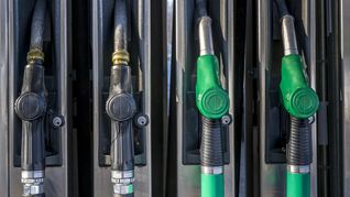 El retroceso interanual en las ventas estuvo marcado por la menor demanda de nafta súper y gasoil común en todo el territorio nacional. El retroceso interanual en las ventas estuvo marcado por la menor demanda de nafta súper y gasoil común en todo el territorio nacional.