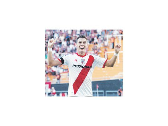 Lucas Ocampos festeja con los brazos hacia arriba el segundo gol de un River que ganó y volvió a la punta del Nacional B.