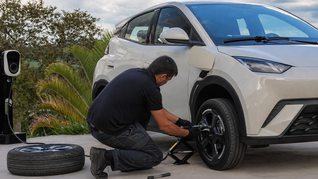 Cambio de neumático en un vehículo electrificado. La rueda de auxilio sigue como la solución más directa frente a imprevistos en ruta Cambio de neumático en un vehículo electrificado. La rueda de auxilio sigue como la solución más directa frente a imprevistos en ruta