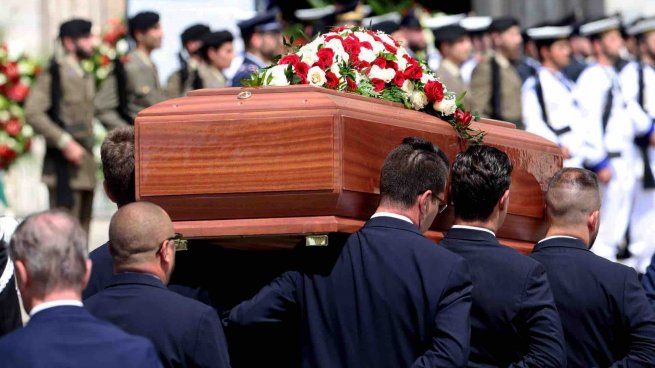 El último adiós a Berlusconi: miles de personas despidieron al expremier en Milán