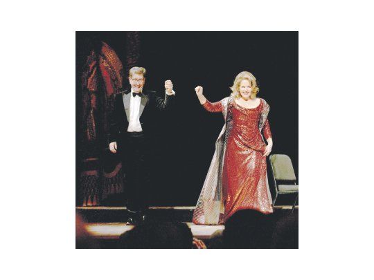 REENCUENTRO. Renée Fleming con uno de los dos vestidos que lució en el Colón, junto al magnífico pianista Martin Moore.