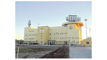 ámbito.com | Por teleconferencia se cortará cinta mañana, en Chaco, a un radar de 30 años de antigüedad donado por España para suplir la falta de control aéreo tras el fracaso de la licitación del plan de radarización.