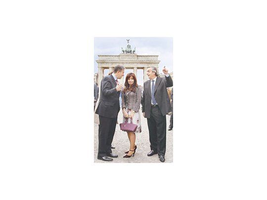 Néstor y Cristina Kirchner con el alcalde de Berlín, KlausWowereit, en la Puerta de Brandeburgo, en el primer día dela visita a Alemania.