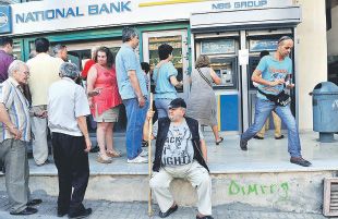Los ahorristas griegos siguen sufriendo las consecuencias del “corralito” bancario. Anoche se hablaba de una extensión de por lo menos dos meses antes de poder volver a abrir los bancos si había acuerdo. Los ahorristas griegos siguen sufriendo las consecuencias del “corralito” bancario. Anoche se hablaba de una extensión de por lo menos dos meses antes de poder volver a abrir los bancos si había acuerdo.