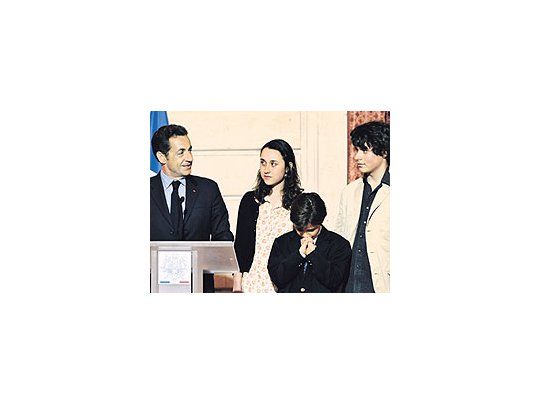 El presidentefrancés, NicolasSarkozy, secongratuló ayerpor la liberaciónde IngridBetancourt. Lohizo en unaaparición en elPalacio delElíseo junto ahijos de la exrehén, Mélanie yLorenzo, y elhijo de suhermana Astrid.