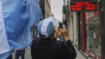 el bcra quemo u$s367 millones de reservas para contener al dolar que igual salto 2,6% a $60,17