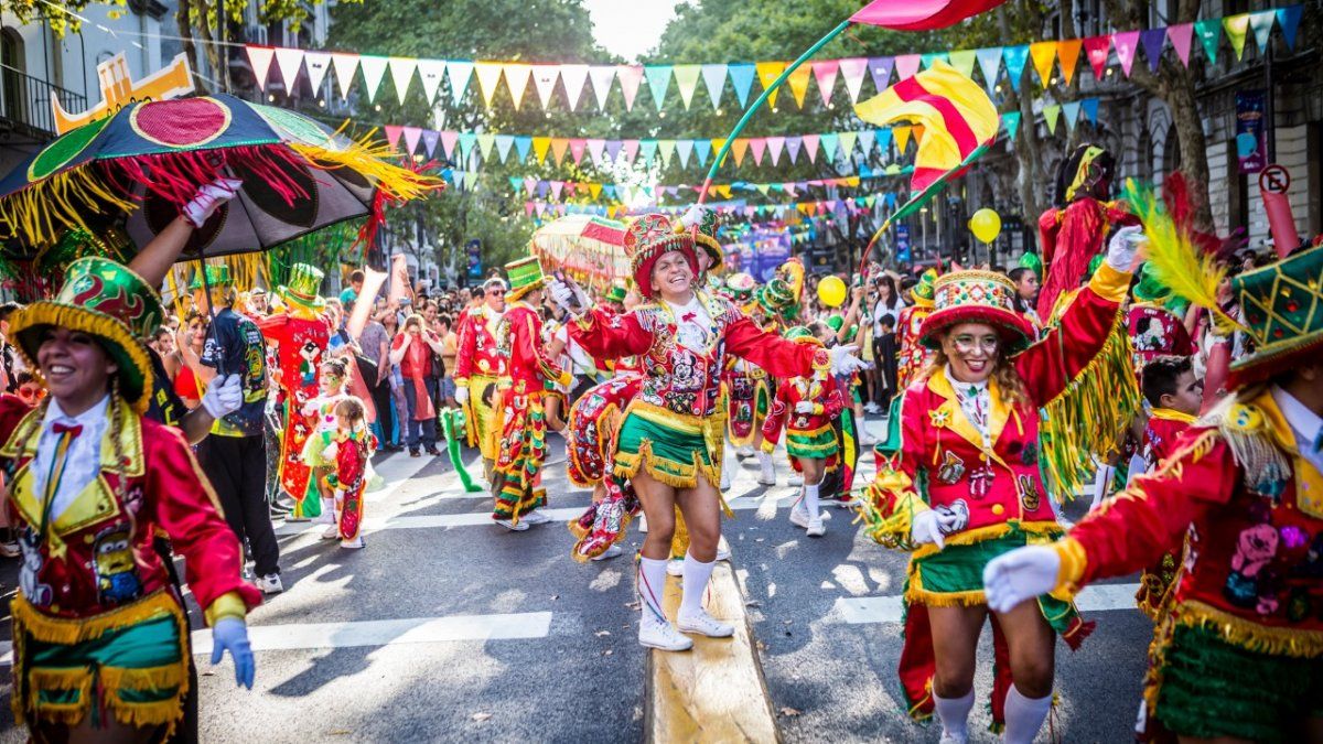 Miles de personas en la Av. de Mayo para el cierre de los Carnavales