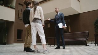 Un corredor inmobiliario asesora a una pareja durante la visita a una propiedad. Desde los colegios advierten que la intermediación profesional resulta clave para garantizar seguridad jurídica, transparencia y control en operaciones de compraventa Un corredor inmobiliario asesora a una pareja durante la visita a una propiedad. Desde los colegios advierten que la intermediación profesional resulta clave para garantizar seguridad jurídica, transparencia y control en operaciones de compraventa