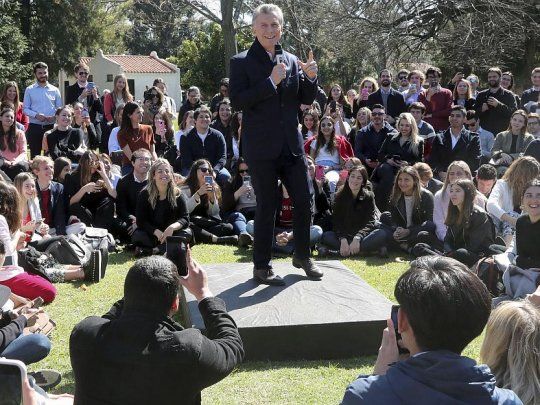 En medio de la campaña, el presidente Mauricio Macri encabezó en la Residencia de Olivos un encuentro con jóvenes en el que repasaron las acciones puestas en marcha por el Gobierno para contribuir a mitigar y revertir los efectos del cambio climático.