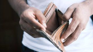 Se volvió millonario de la noche a la mañana, pero solo fue el comienzo de un infierno. Se volvió millonario de la noche a la mañana, pero solo fue el comienzo de un infierno.