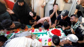 VIOLENCIA. Expulsado el Estado Islámico (EI), Irak intenta recobrar la normalidad, aunque la muerte sigue latente. Una familia llora a un militar caído en combate en Bagdad.