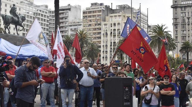 Las protestas frente a la Torre Ejecutiva se mantuvieron durante gran parte del día con reclamos hacia Orsi.