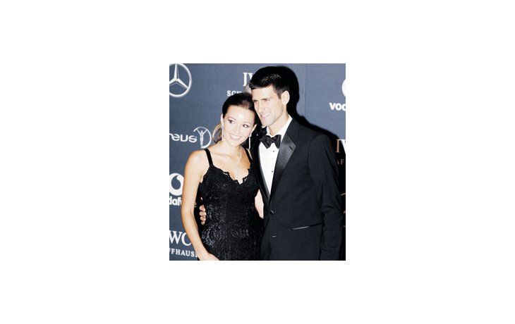 Novak Djokovic posa para la foto junto a su novia Jelena Ristic, muy feliz por haber ganado el premio Laureus.