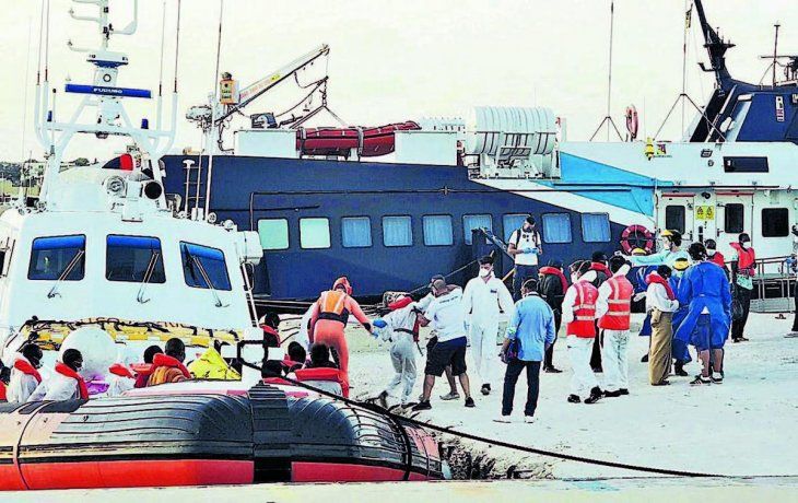 La noche del s&aacute;bado arribaron a Lampedusa 450 personas en un solo barco.