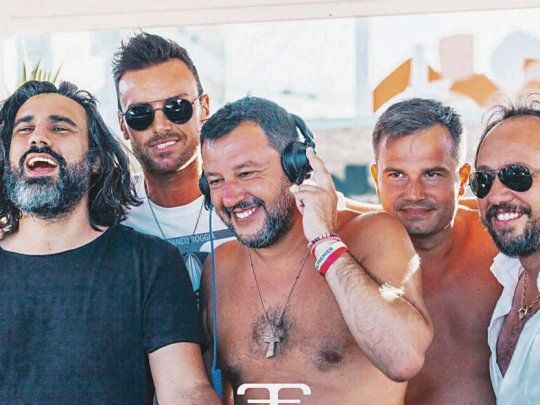 FIESTA EN LA TORMENTA. Matteo Salvini, el popular líder de la Liga, de 46 años, que no para de usar los redes sociales y que suele aparecer en traje de baño y ojotas, se hizo tiempo en medio de la crisis de gobierno que él mismo ayudó a generar y ofició de DJ en un parador de Milano Marittima, Rávena. La anécdota podría haberse quedado ahí pero sumó un elemento considerado grotesco por militares y analistas italianos. el ministro puso a sonar el himno nacional mientras los veraneantes bailaban eufóricos en la arena.&nbsp;