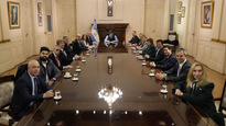 Milei encabezó la reunión de Gabinete, a su lado Pablo Quirno y Diego Santilli.&nbsp;