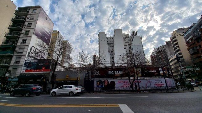 Ubicado en la esquina de Córdoba y Pueyrredón, el lote está rodeado de bancos, cafeterías y hospitales, en un área clave para desarrollos de uso mixto