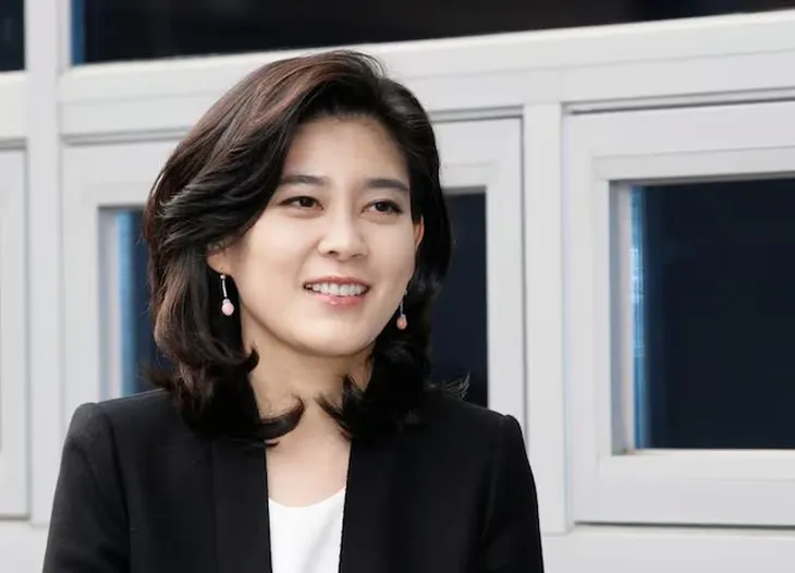 His participation in the Samsung C&T holding company and his position at the helm of the Shilla Hotel have consolidated his name as a business leader in the industry. His participation in the Samsung C&T holding company and his position at the helm of the Shilla Hotel have consolidated his name as a business leader in the industry.