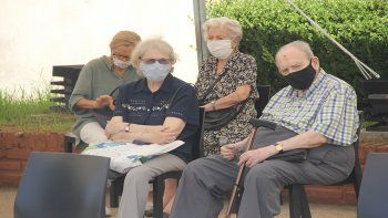 ciudad comenzara a vacunar a mayores de 65 anos: ¿como anotarse?