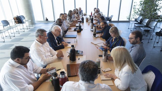 El presidente electo, Yamandu Orsi, encabezando una reunión de su gabinete designado.